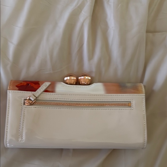 Elegant Floral Clutch in White and Red - Picture 6 of 6